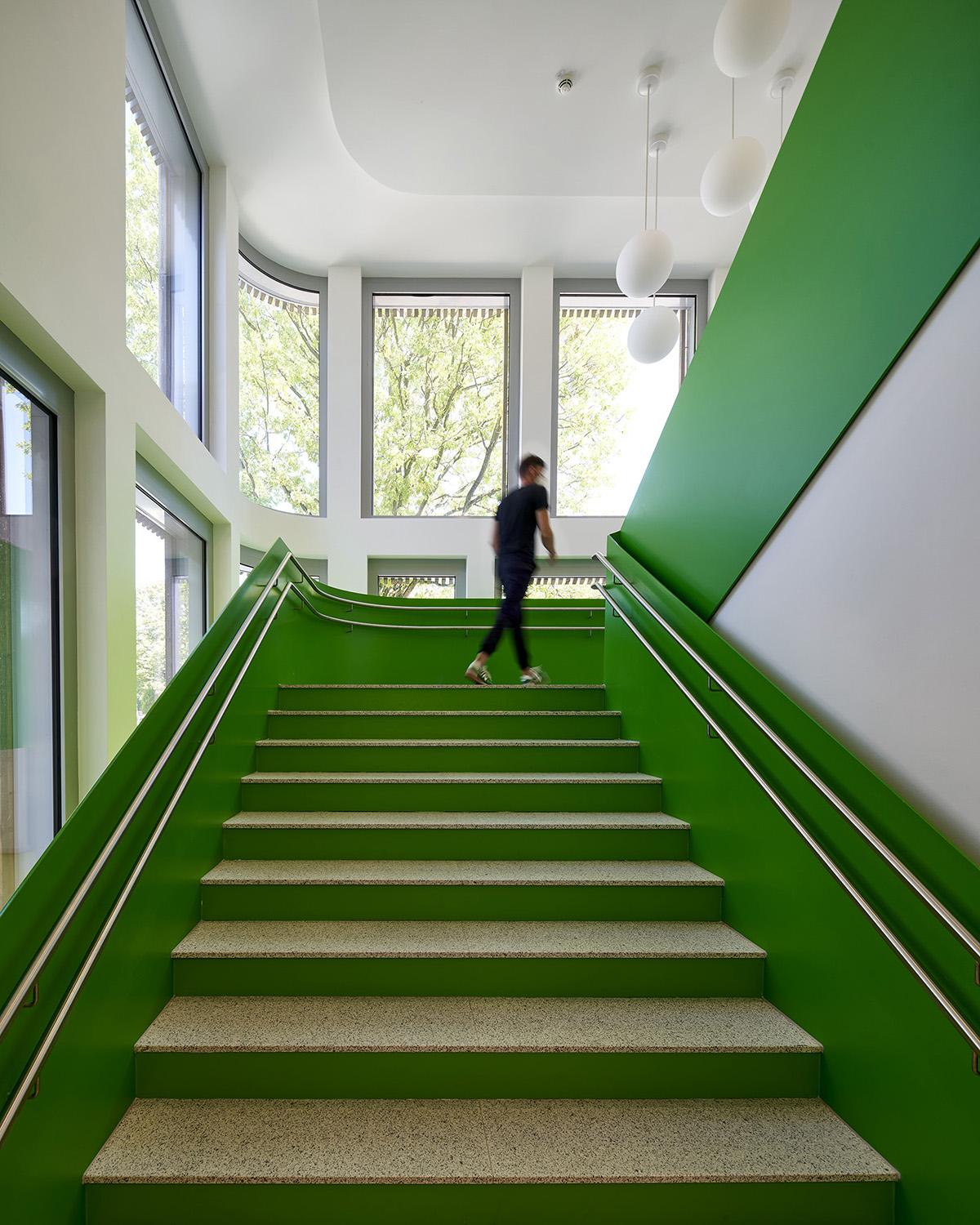 SOS - Kinderdorf, farblich gestaltete Treppe