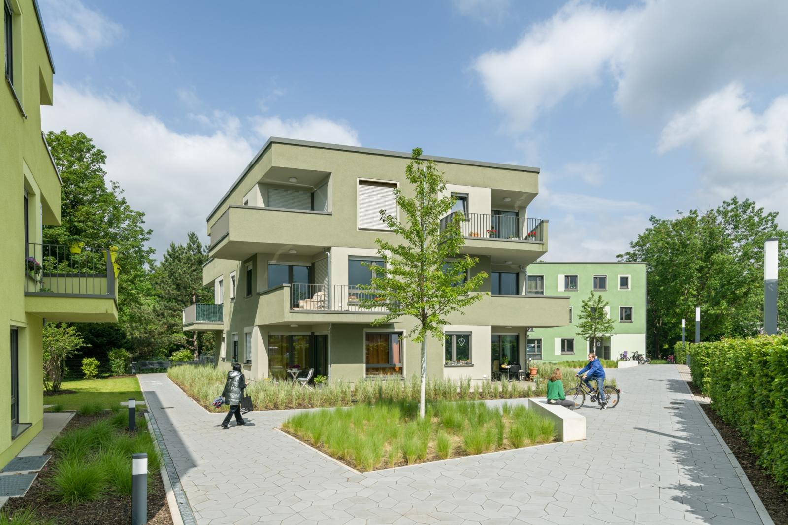 Typenhäuser für Geflüchtete, Vorplatz, polygonale Baukörper