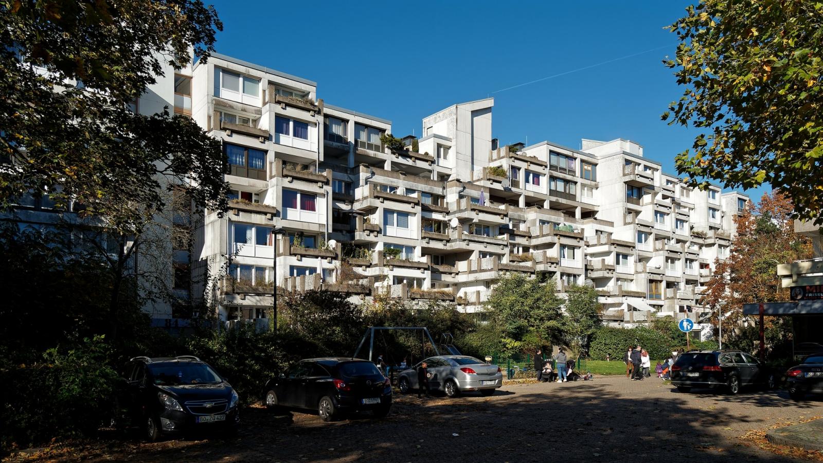 Straßenperspektive, Fassadenraster und Versprünge