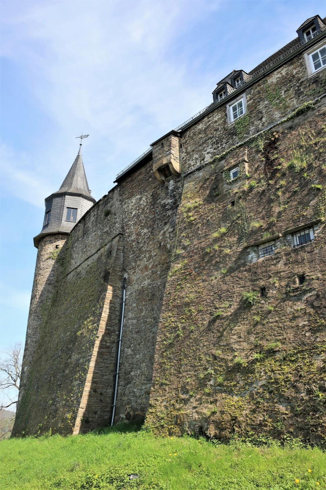 Blick auf die Westseite der Burgmauer