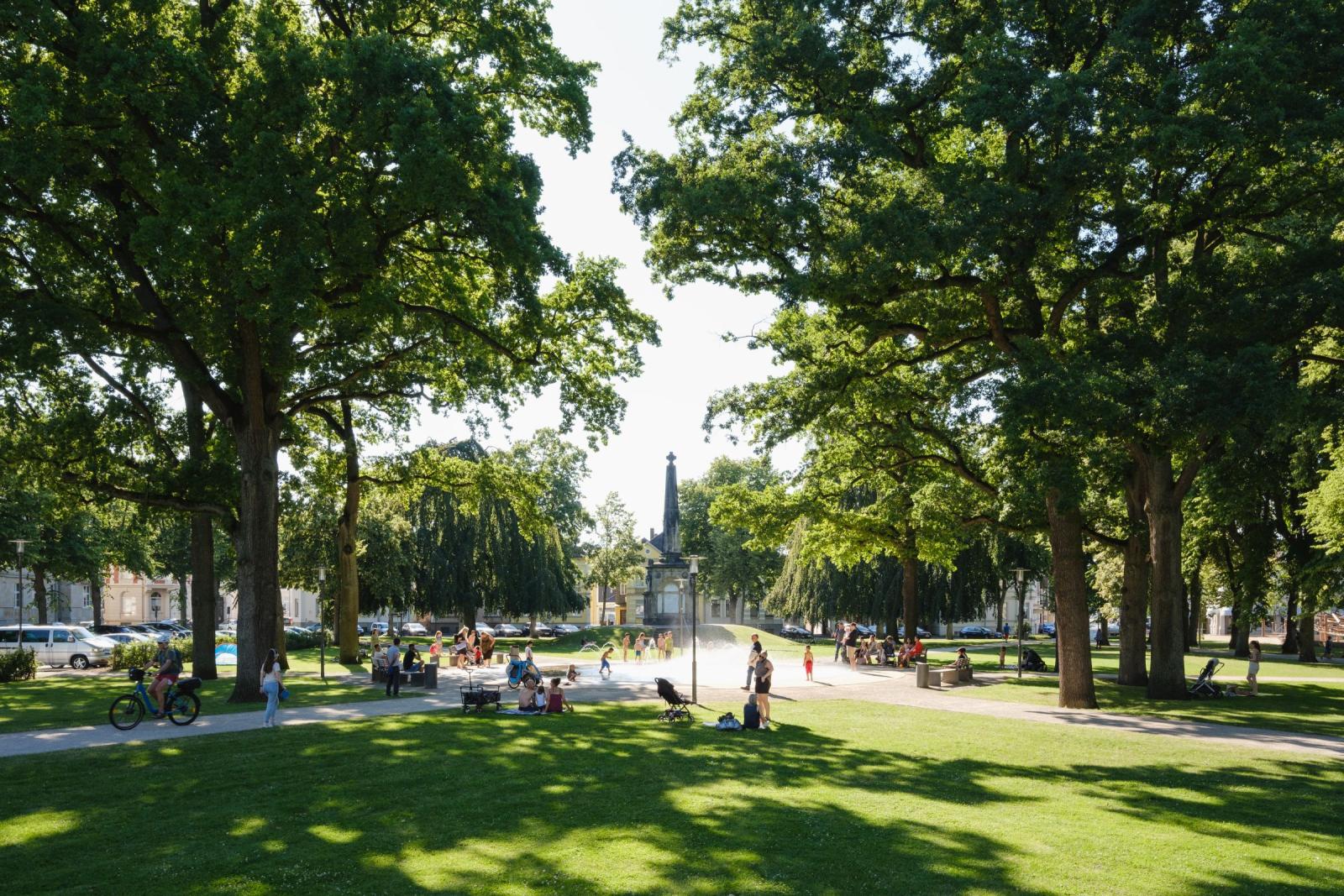 Neugestaltung Kaiser-Wilhelm-Platz, Wegeführung zur Platzmitte