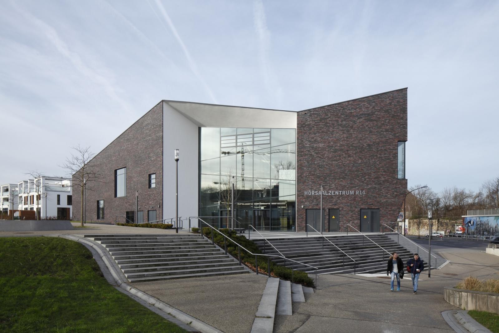 Neubau Hörsaalzentrum R14, Tor Süd Vorplatz
