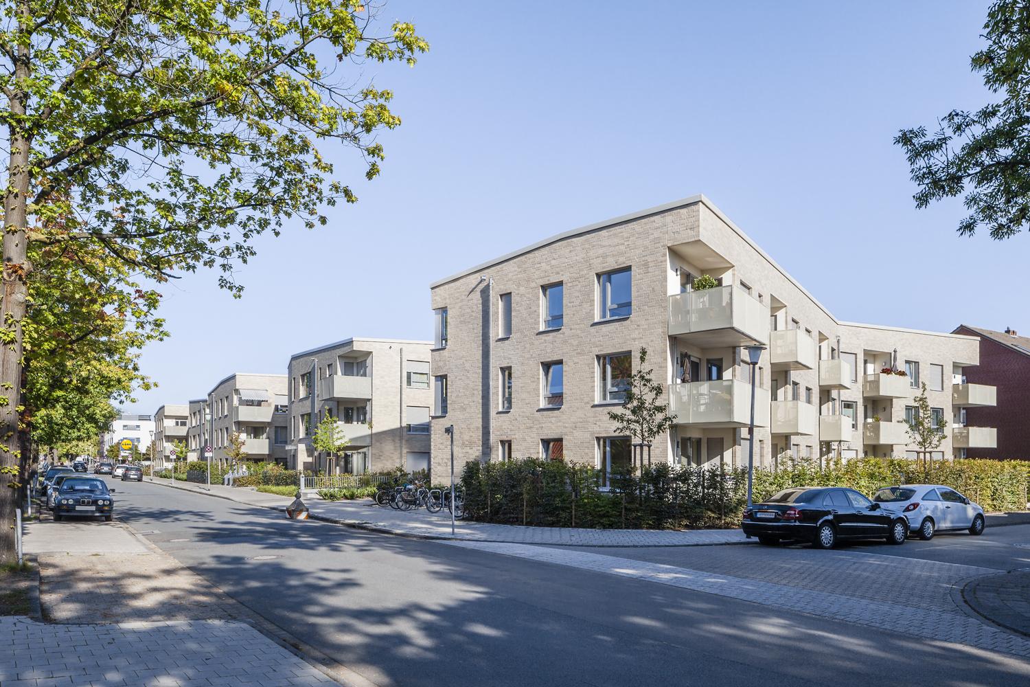 Außenperspektive, Straßenseite, angewinkelte Kubatur