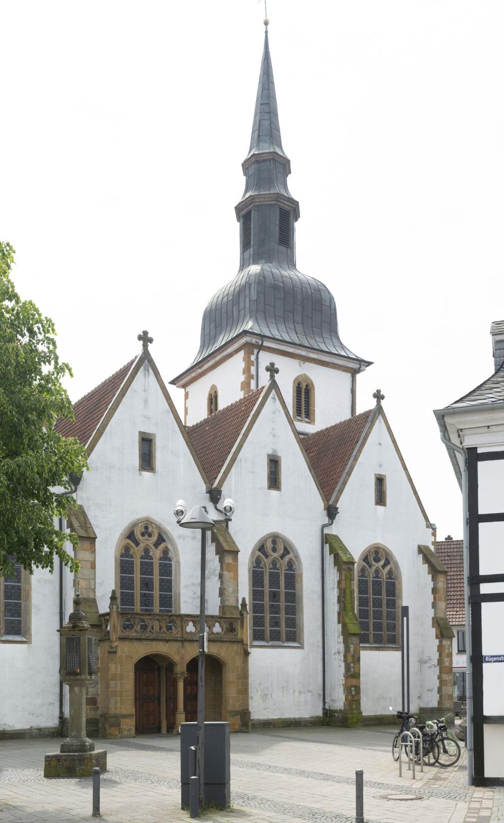 Giebelansicht Kirchenschiff mit Portal von Norden