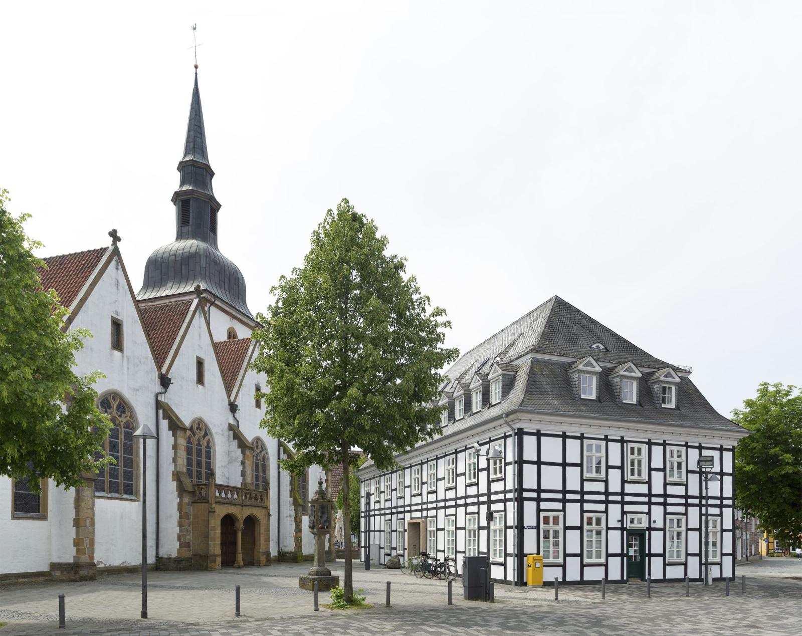 St. Johannes Baptist und Rathaus