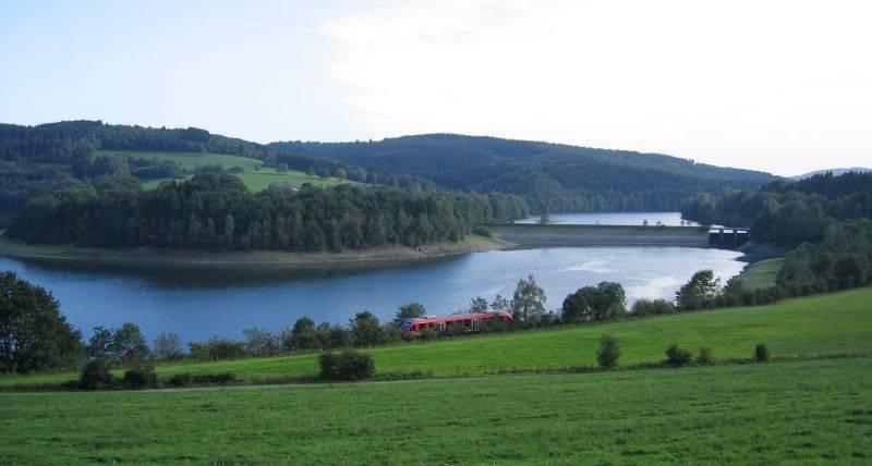 Gesamtansicht mit Staubecken und Naturflächen