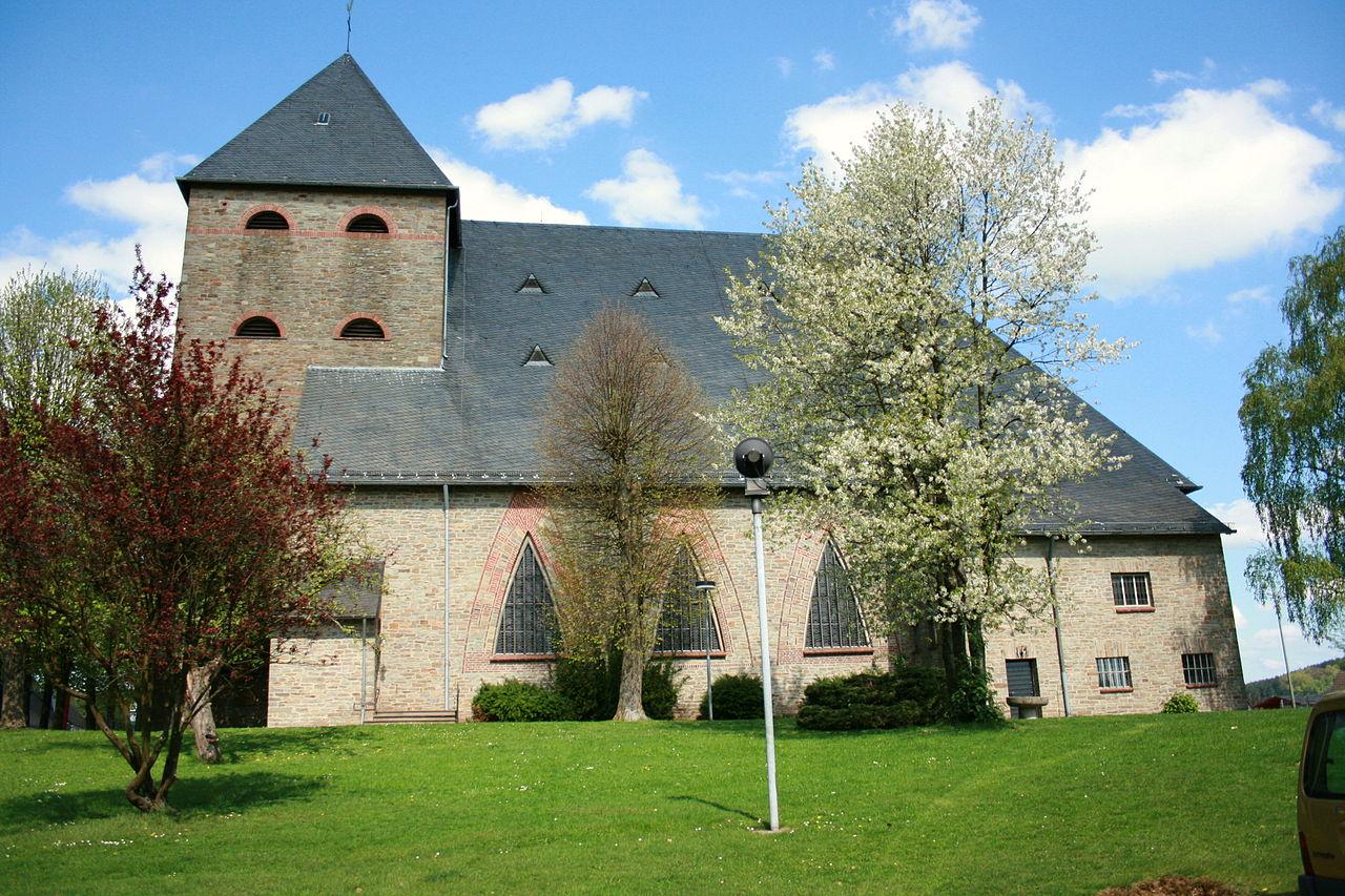 St. Apollinaris in Lindlar-Frielingsdorf von Süden gesehen