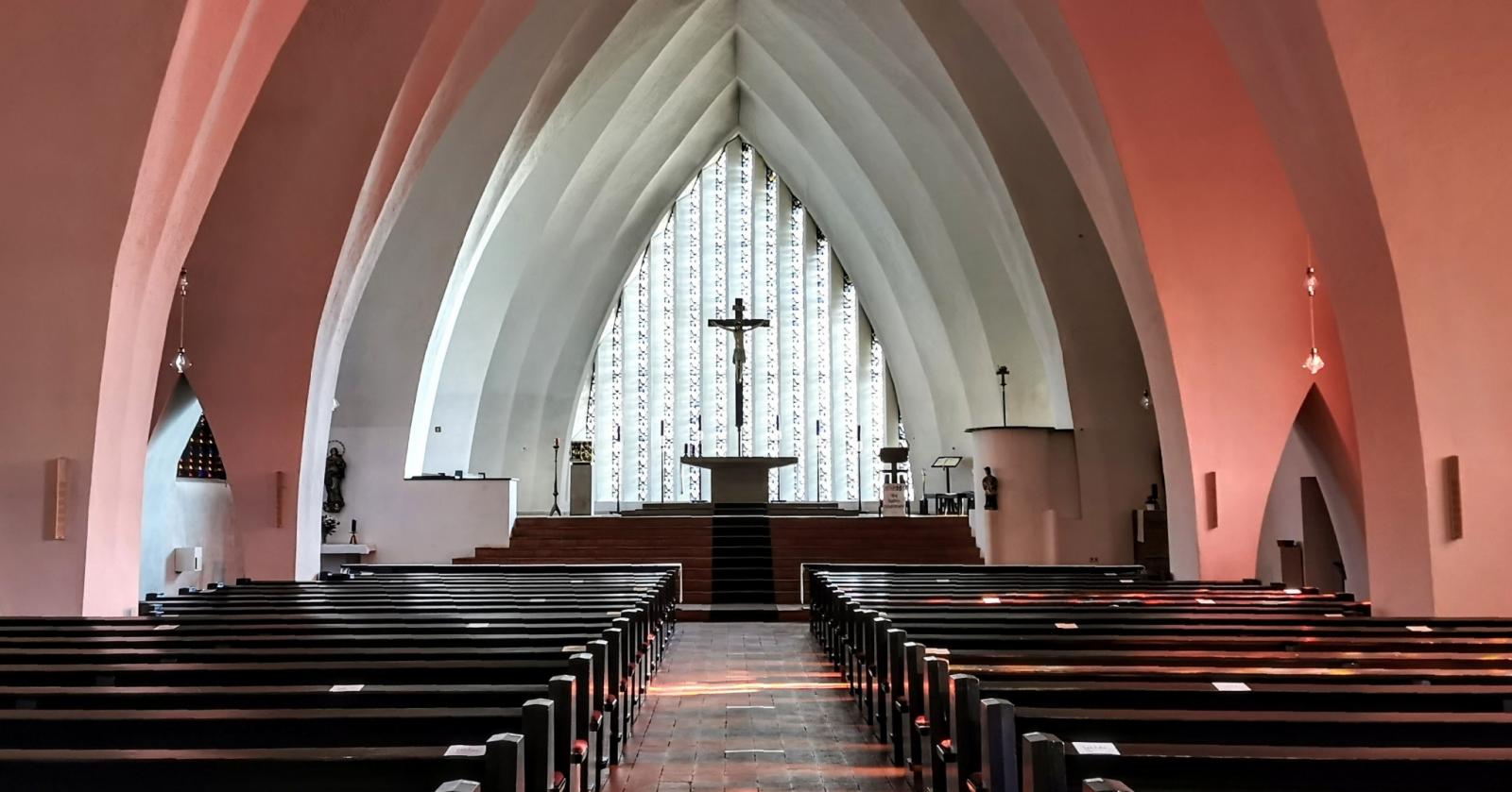 Bei Sonne rot erleuchtetes Kirchenschiff