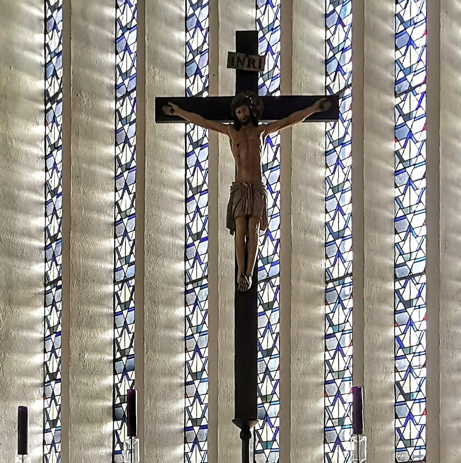 Kreuz vor dem Chorfenster