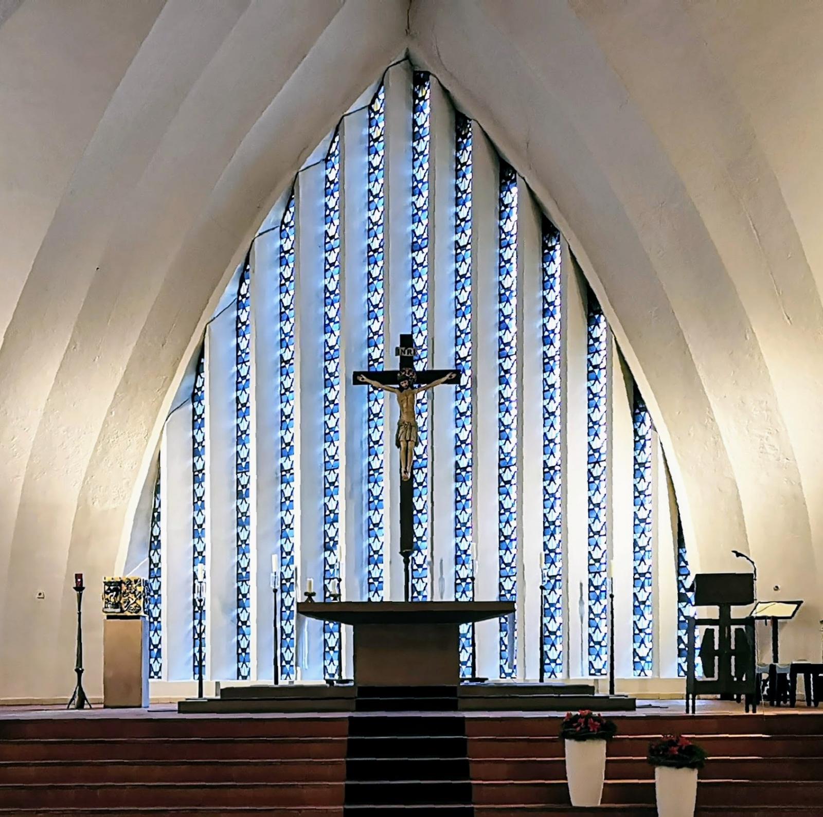 Altar vor dem großen Chorfenster