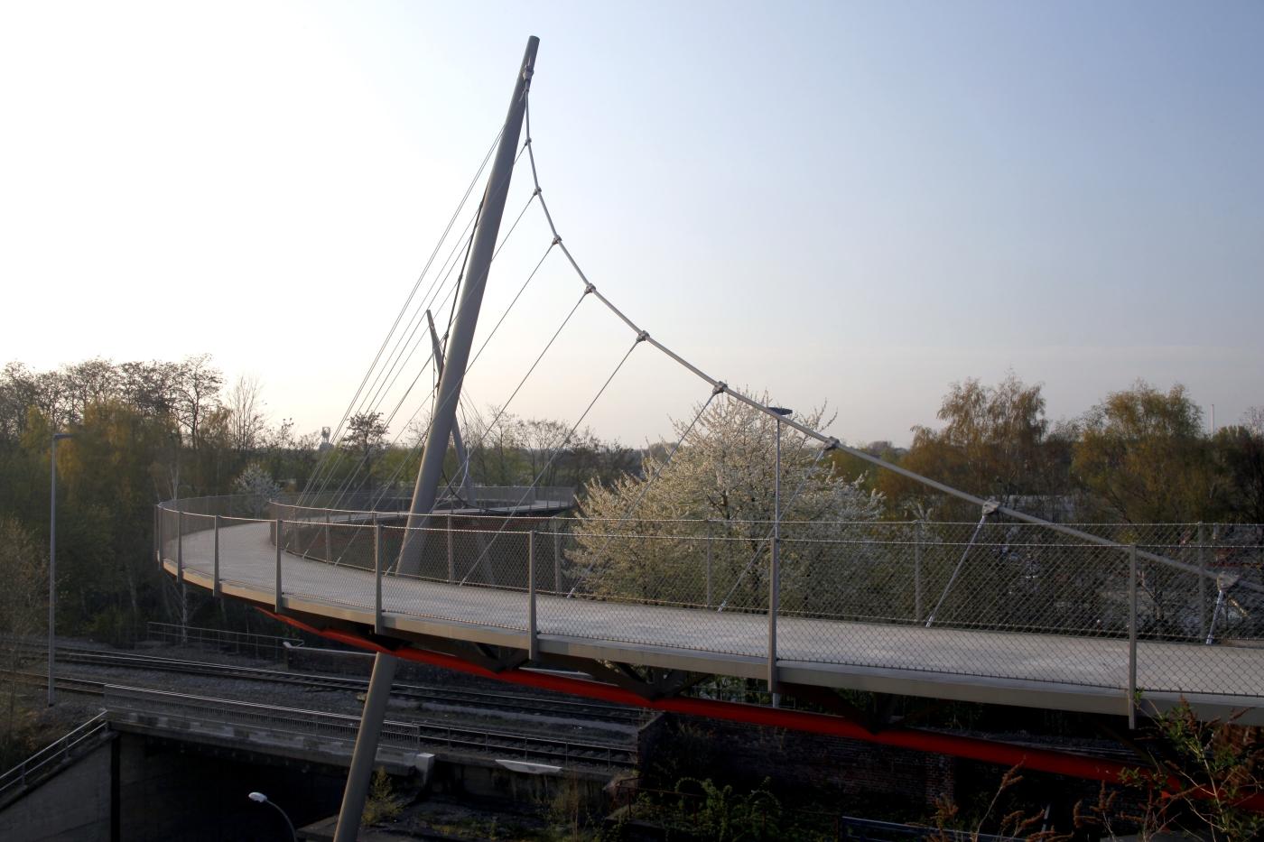 Blick auf den S-förmigen Verlauf der Brücke
