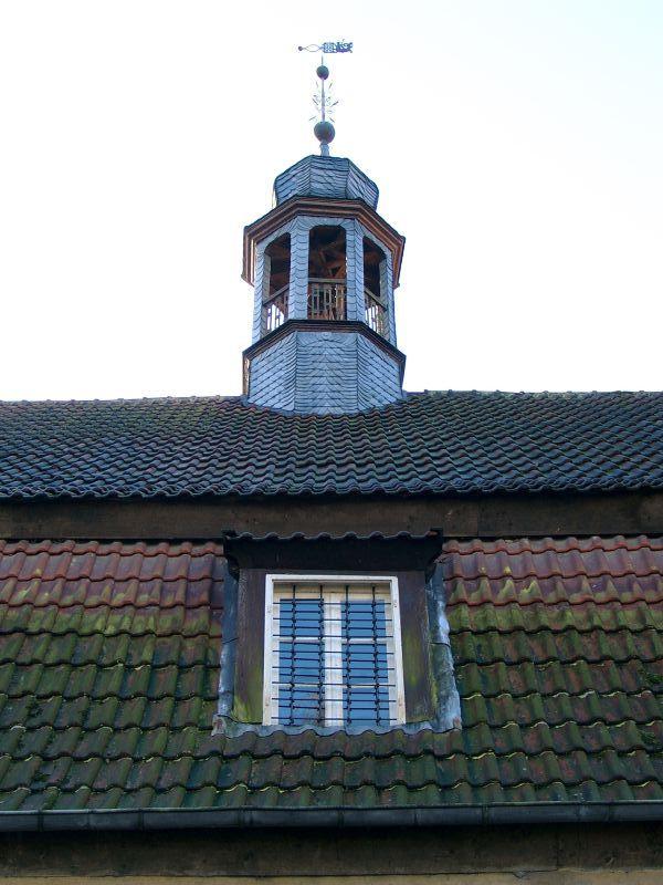 Glockenturm über der Durchfahrt
