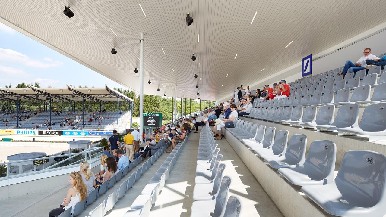 Erweiterung Dressurstadion, Tribüne und Bestuhlung