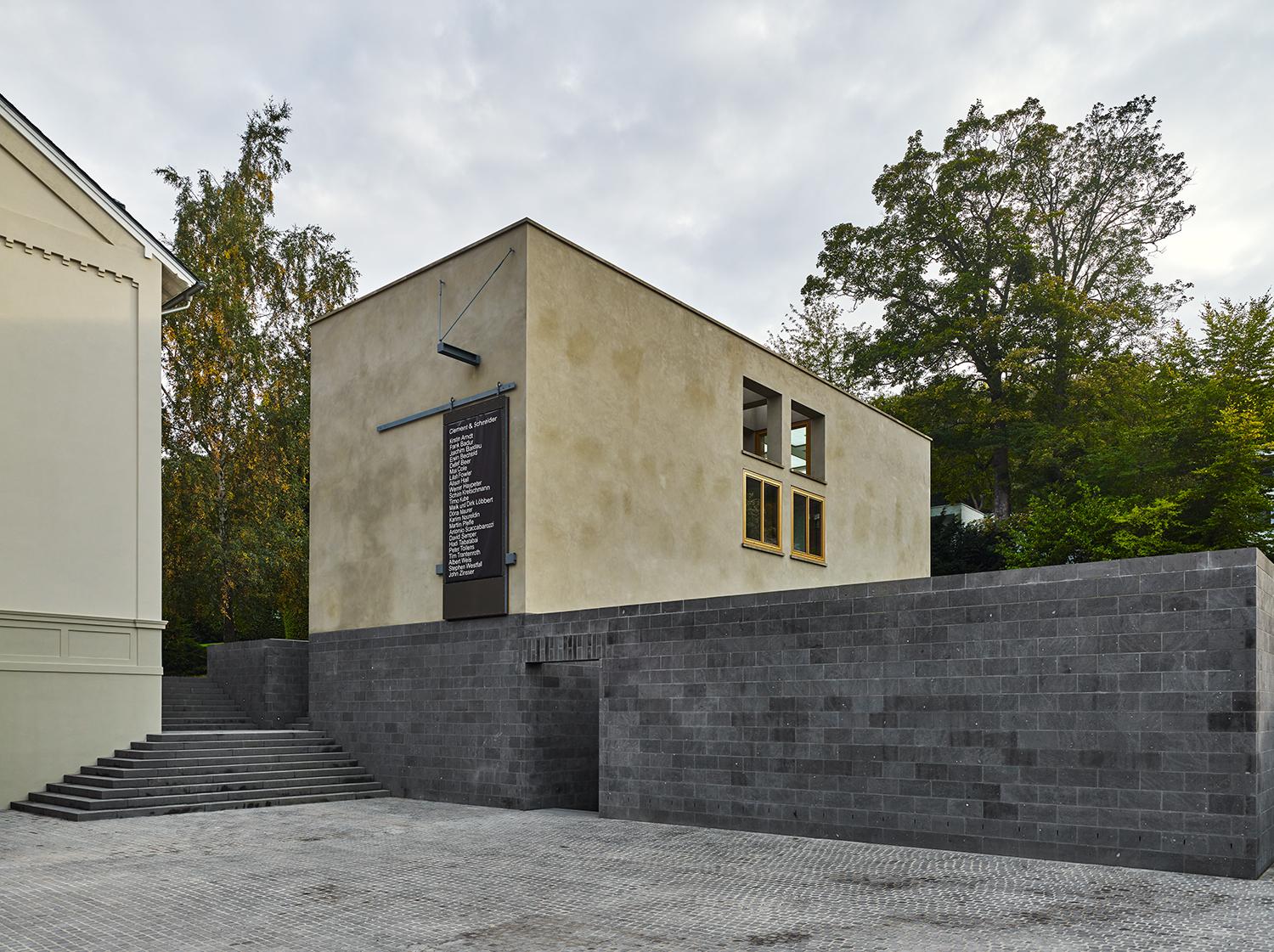 Galerie- und Atelierhaus, Außenperspektive Hinterhaus, abgesetztes Sockelgeschoss