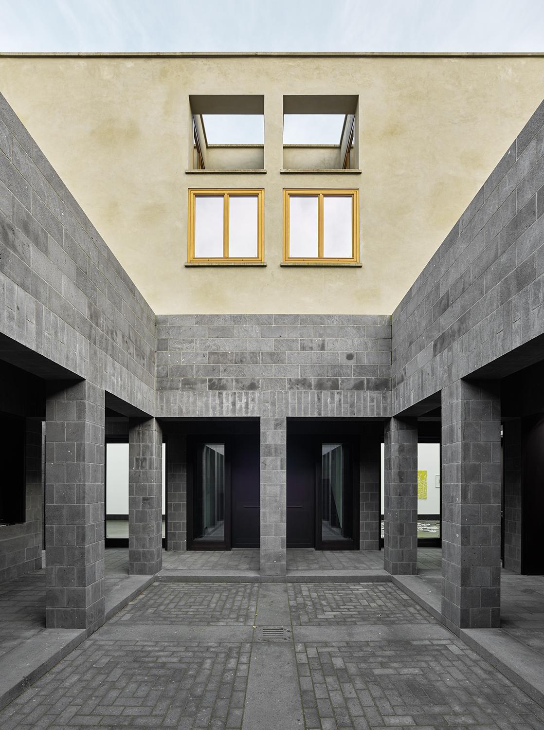 Galerie- und Atelierhaus, Innenhof mit Kolonnaden