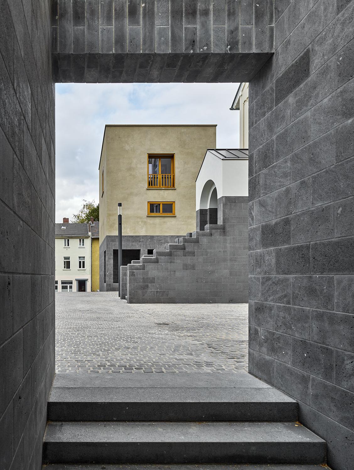 Galerie- und Atelierhaus, rückseitiger Blick auf Vorderhaus