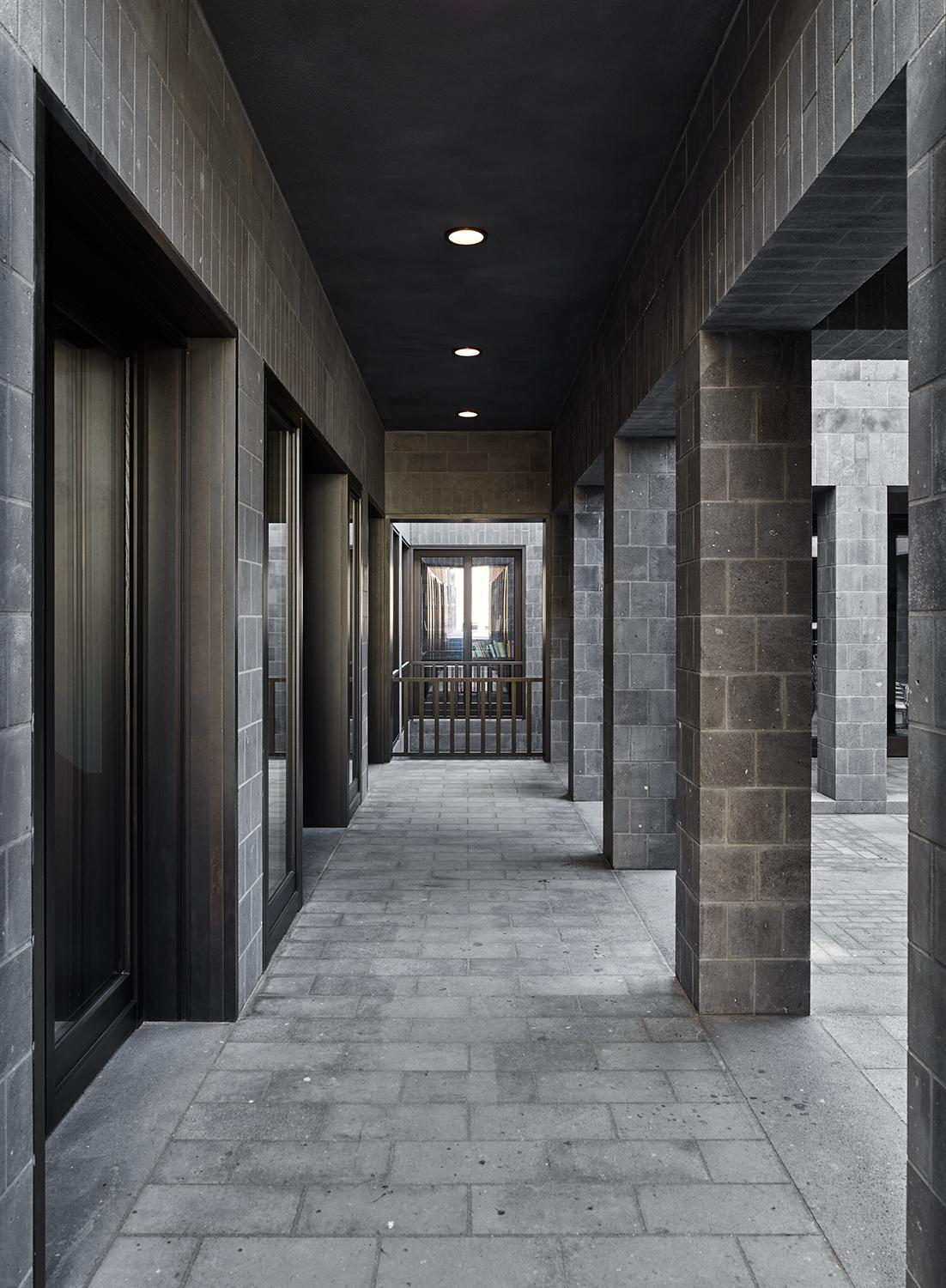 Galerie- und Atelierhaus, Innenhof mit Kolonnaden