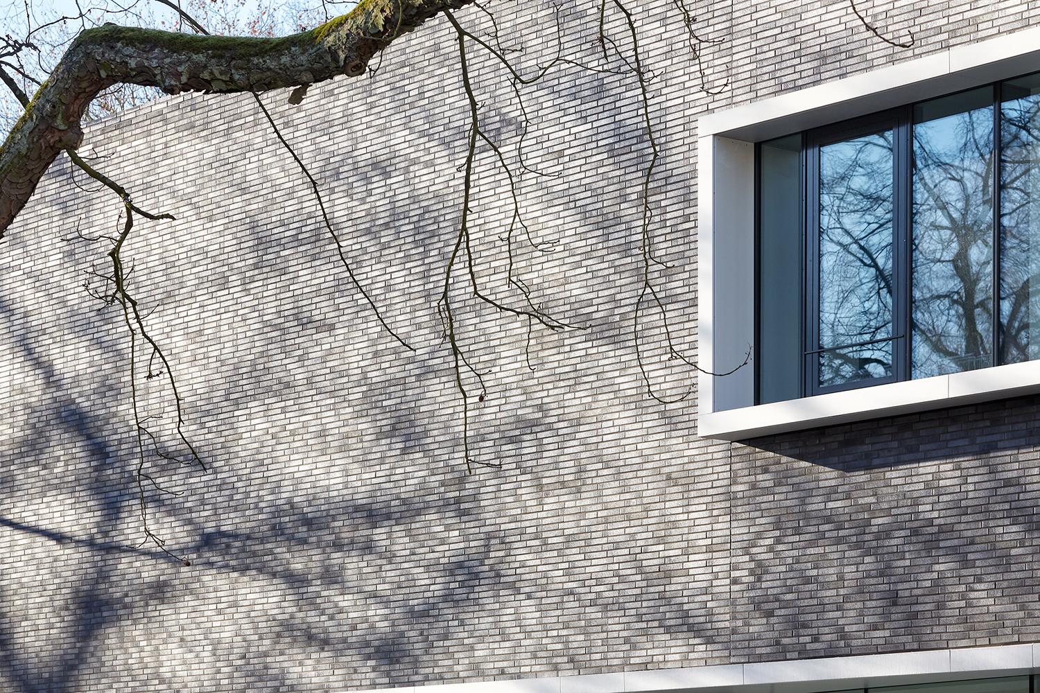 LWL Klinik Küchenhaus, Detailbild Fassade mit Fensterband
