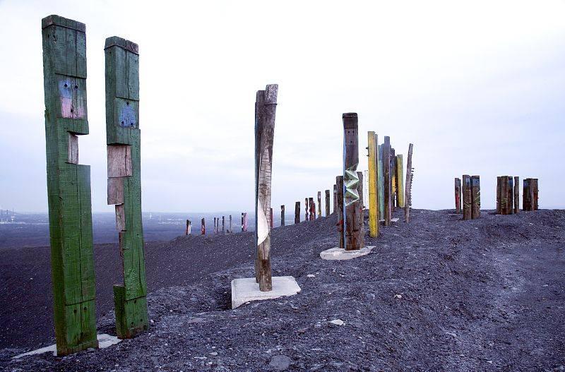 Halde Haniel mit Installation "Totems" (Agustín Ibarrola)