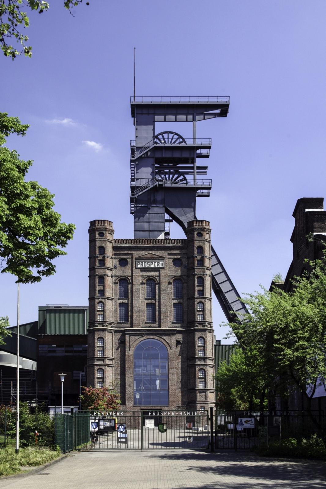frontaler Blick auf den Turm und das Fördergerüst