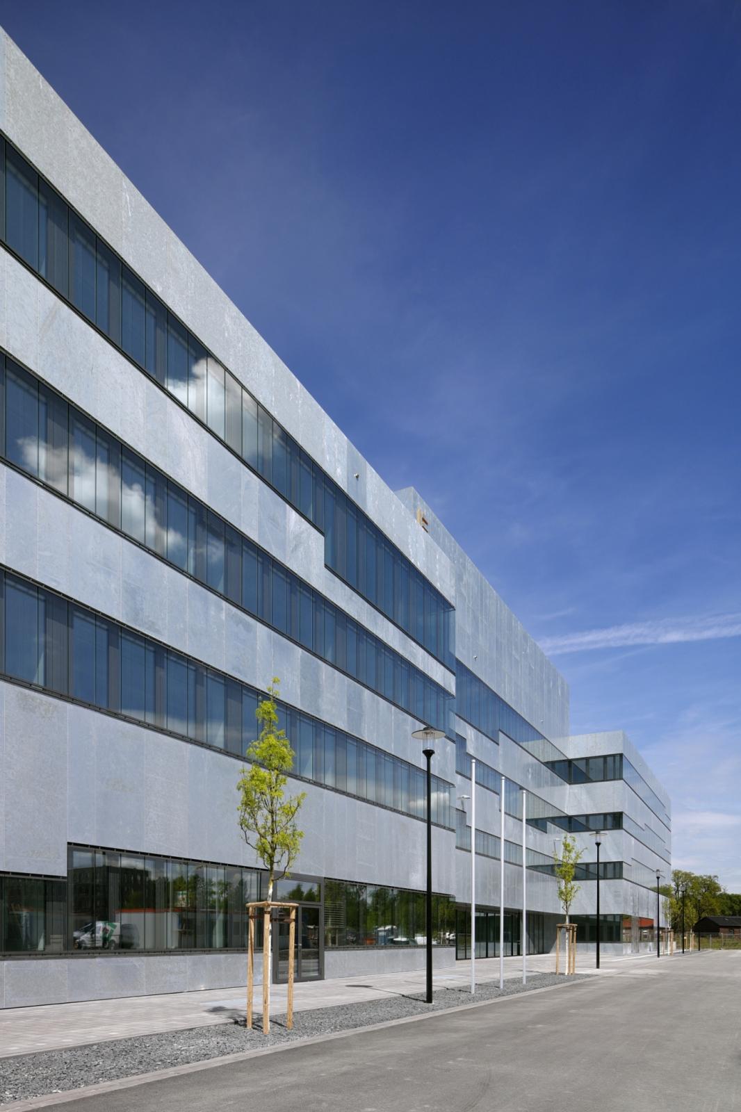 Blick entlang der Westfassade