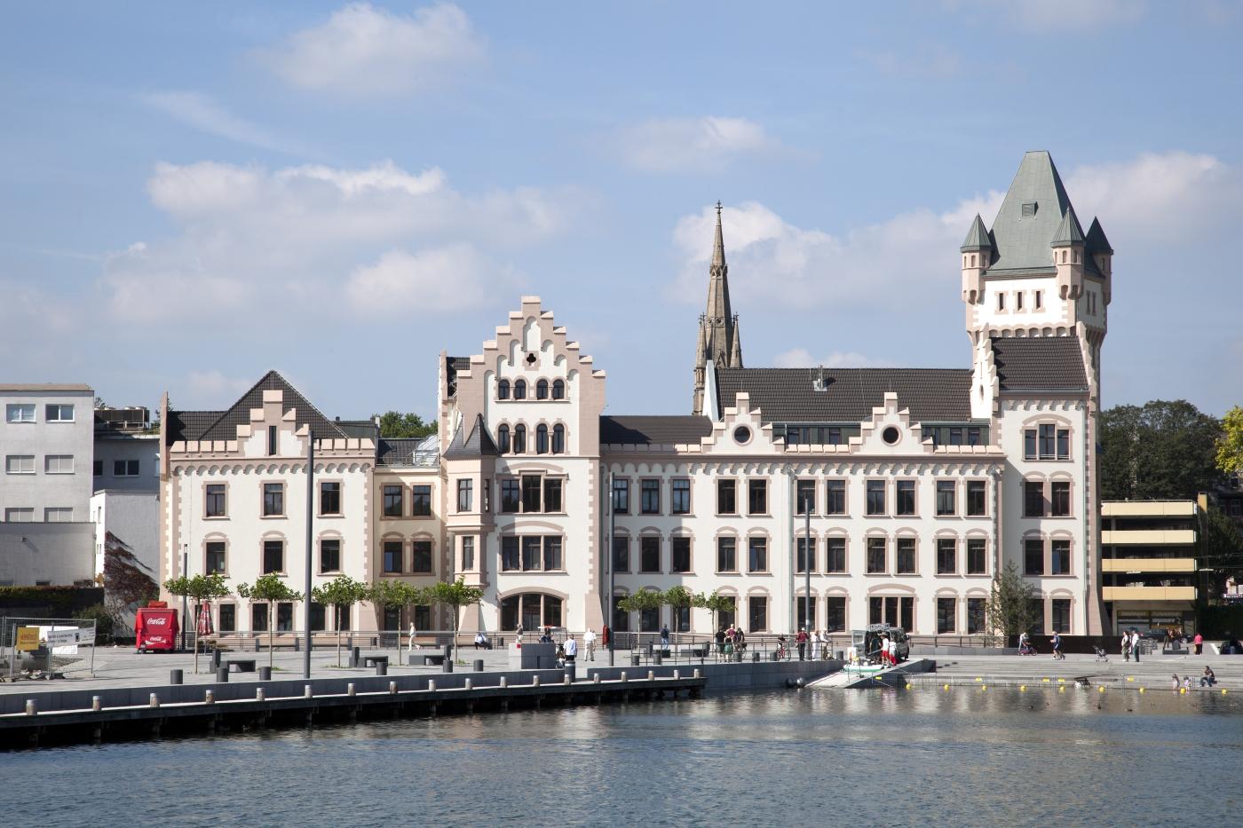 Blick über den Phoenix-See auf die Burg