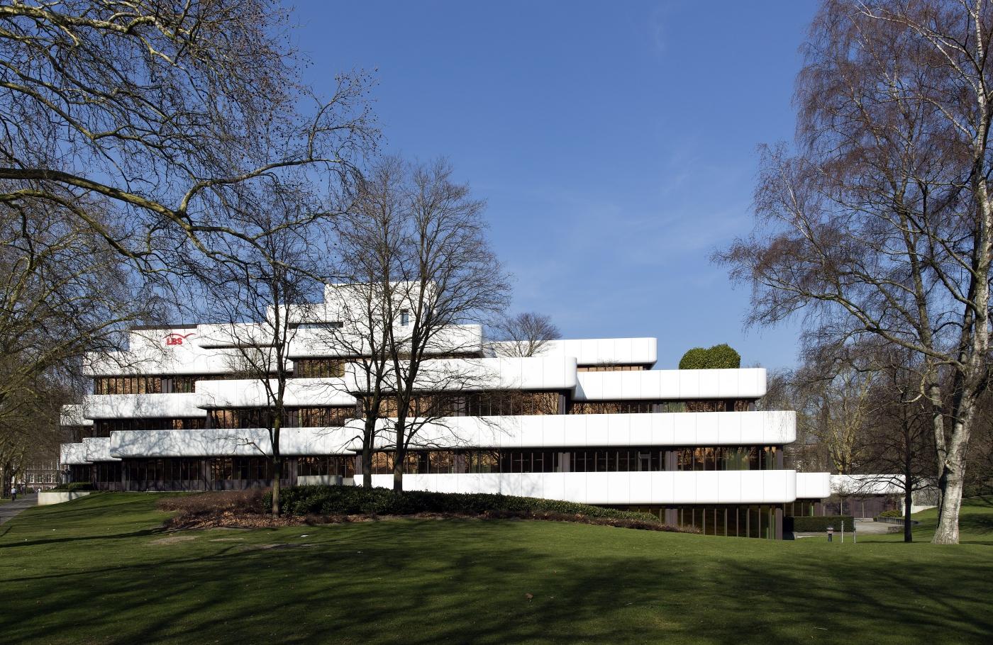 Blick vom umgebenden Park zum Gebäude