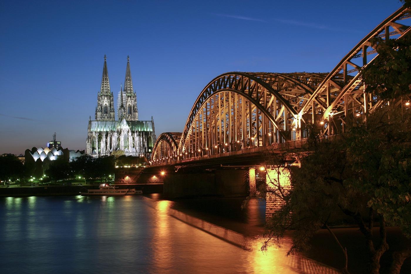 Hohenzollernbrücke in Köln bei Nacht