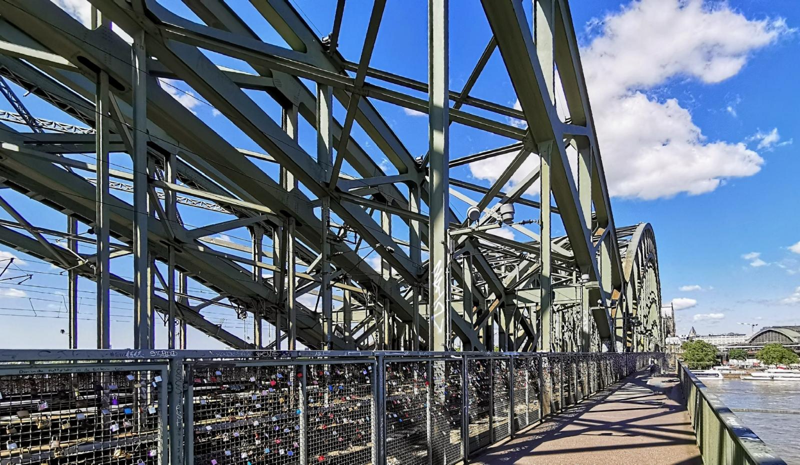 Auf der Nordseite der Hohenzollernbrücke 