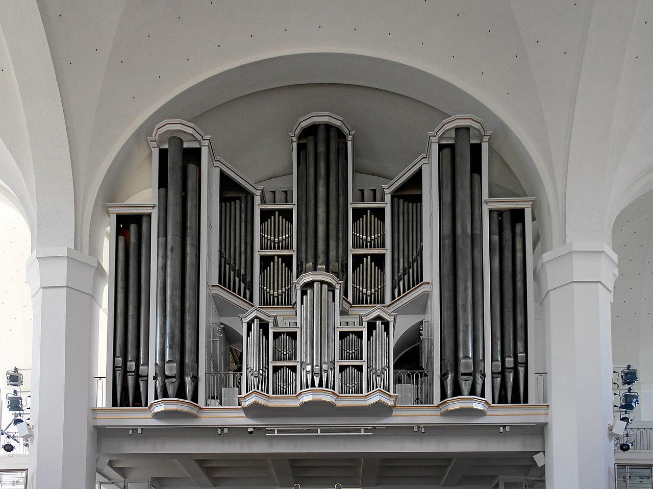 Blick auf die Orgel