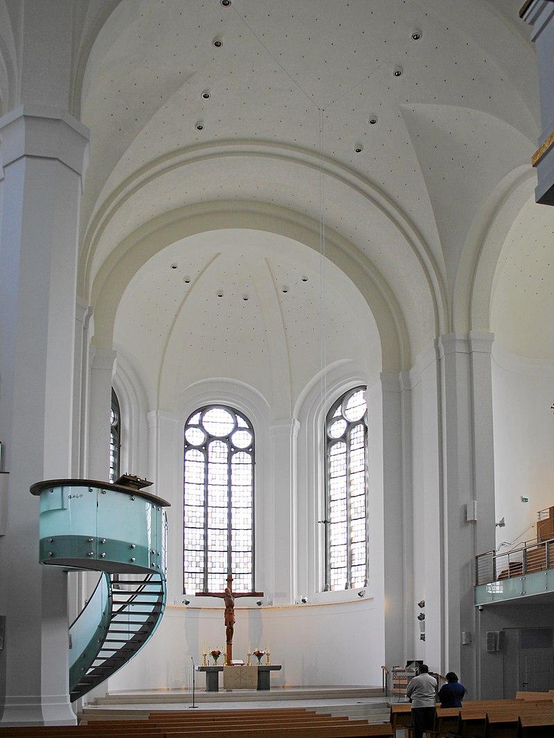 Innenansicht Johanneskirche, Blick zum Altar und auf die moderne Kanzel