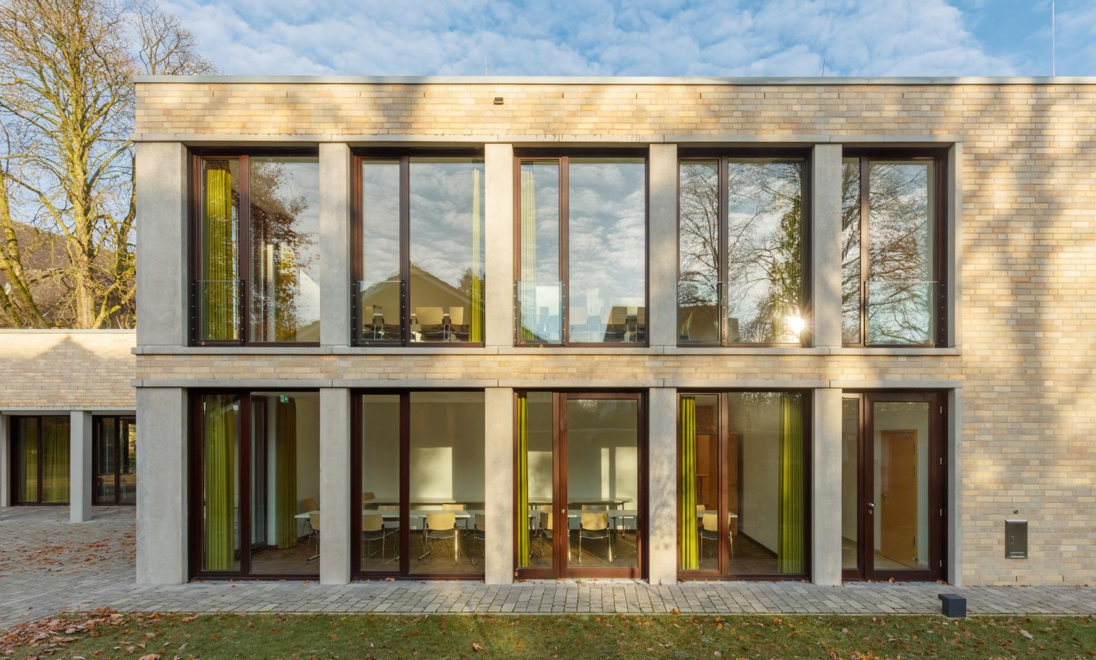 Fassade mit Blick durch die großen Fensterflächen in die Innenräume
