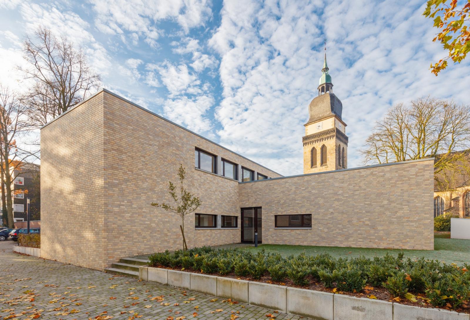 Ansicht von Osten mit Blick auf den Kirchturm von St. Amandus im Hintergrund
