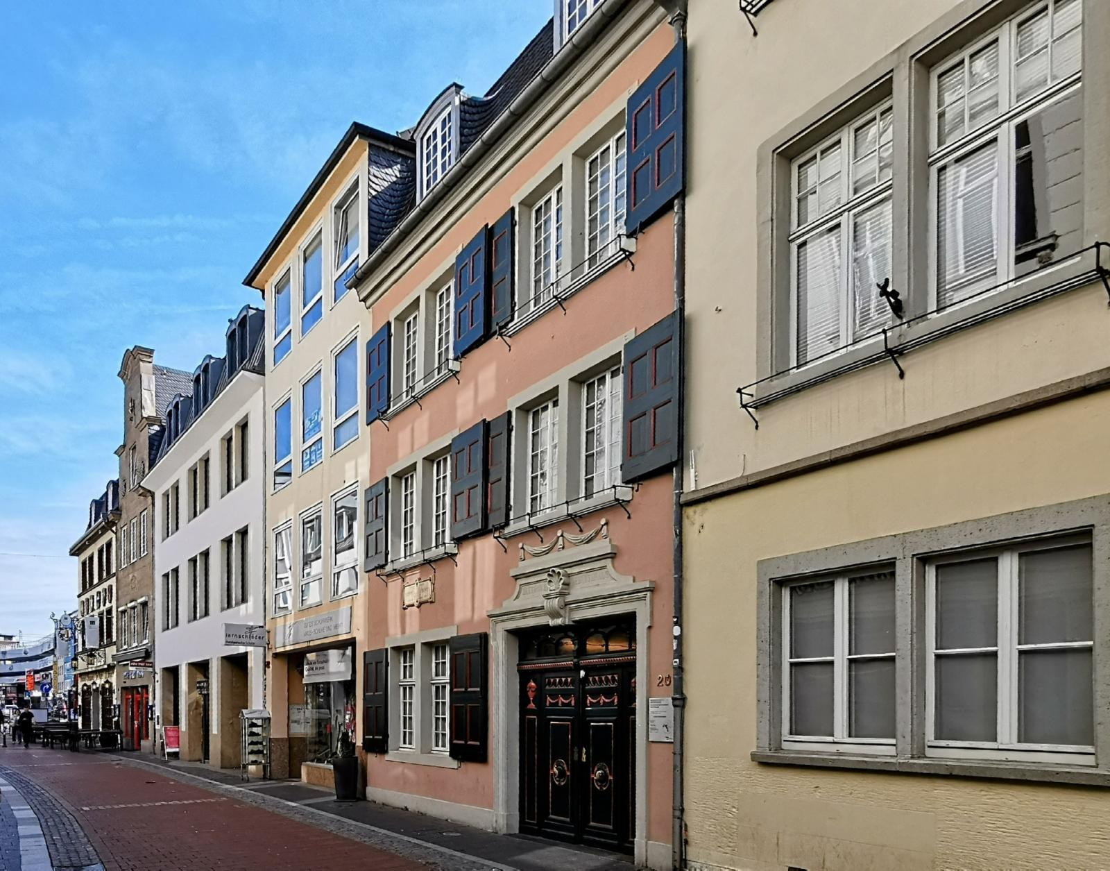 Straßenansicht mit Beethovenhaus vorne und Neubau hinte