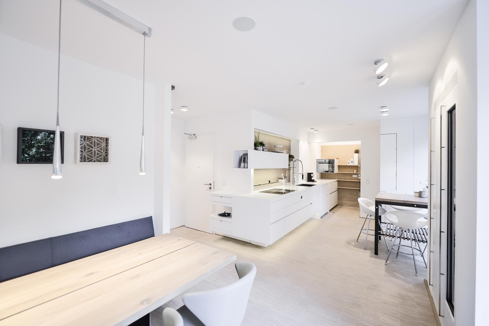 Rückblick zum Wohnungseingang mit Küchenzeile und Essplatz