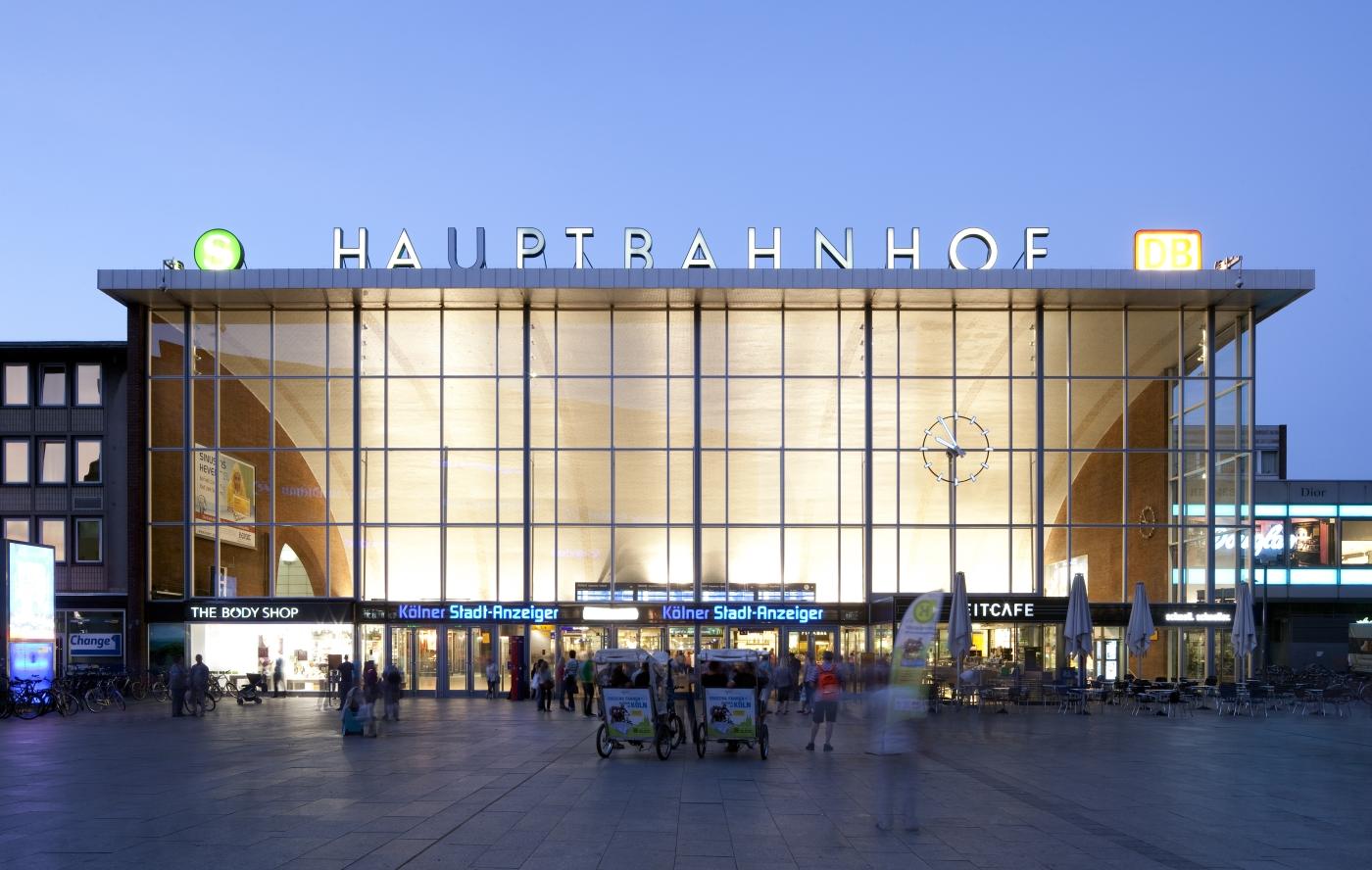 Ansicht Haupteingang bei Nacht