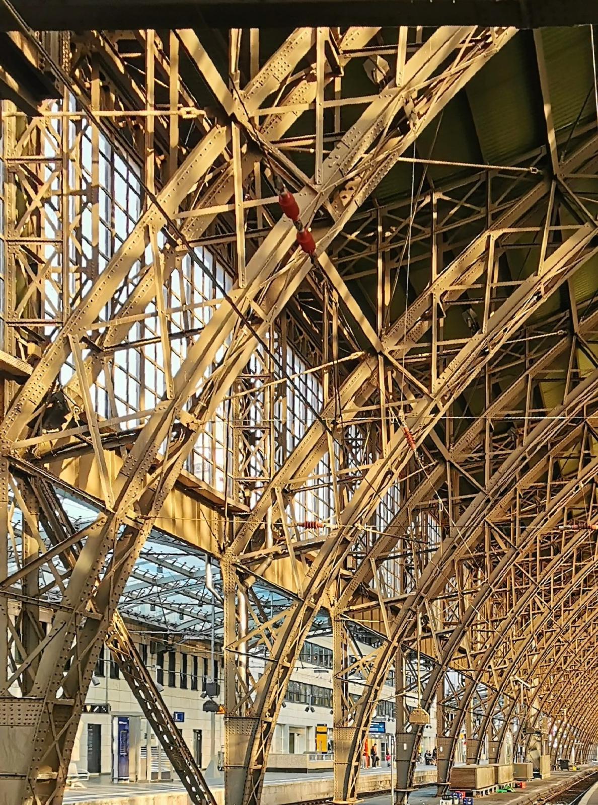 Stahlkonstruktion der Mittelhalle