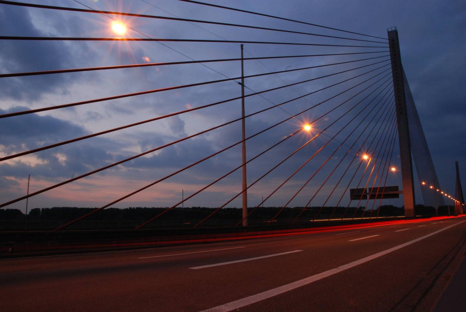 Impression der Brücke bei Nacht