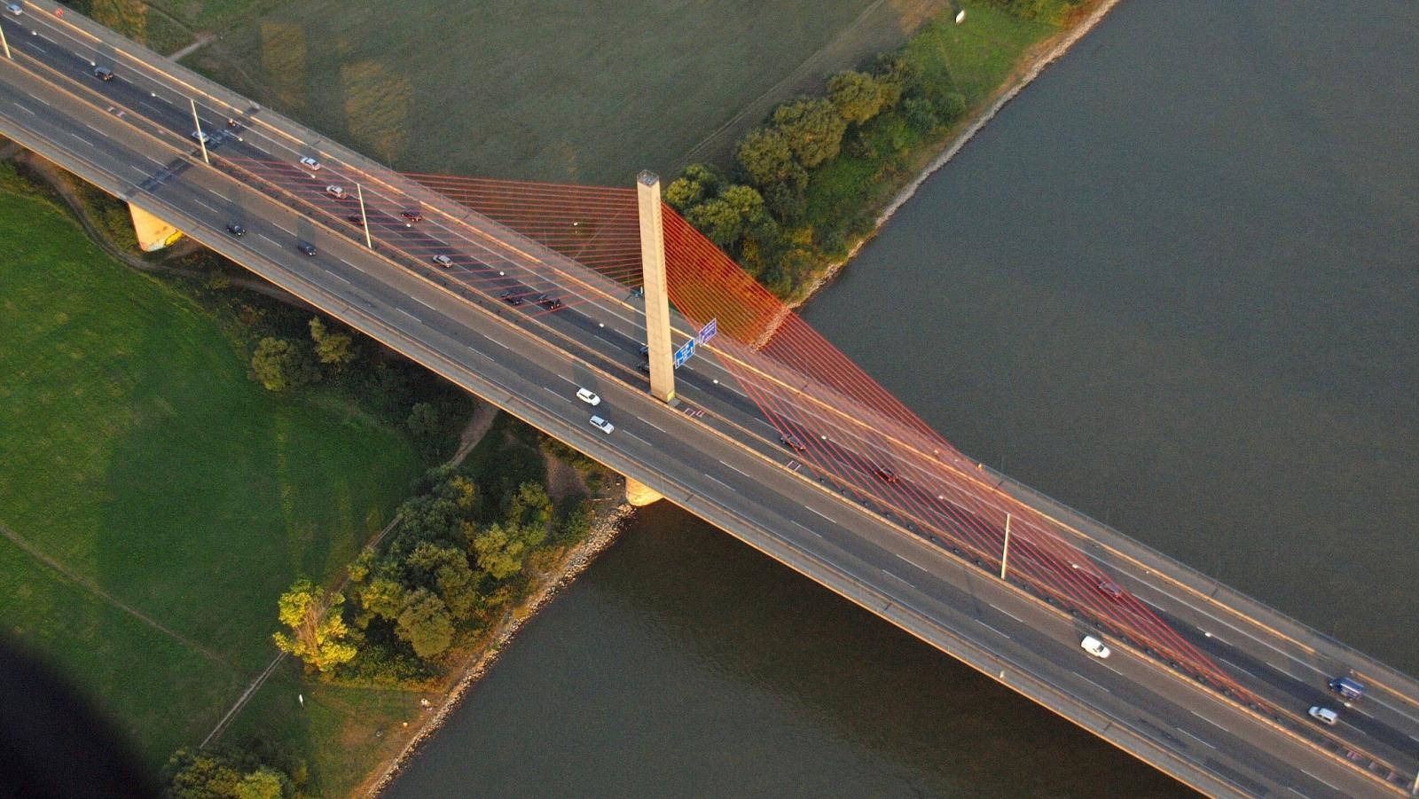 Blick von oben auf den östlichen Pylon der Friedrich-Ebert-Brücke