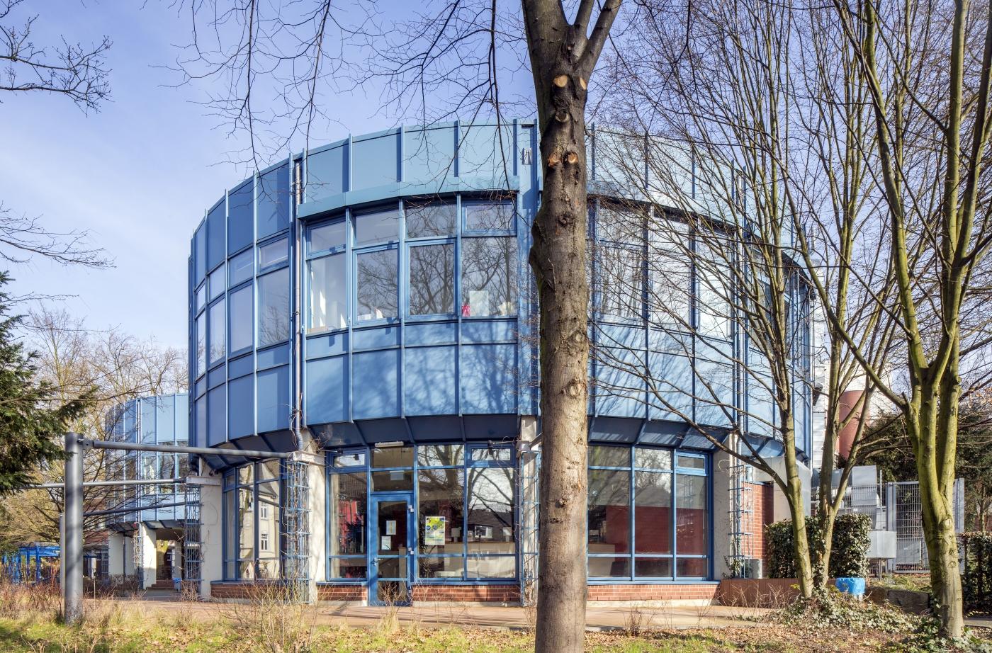 Rundbau mit blauer Fassadengestaltung