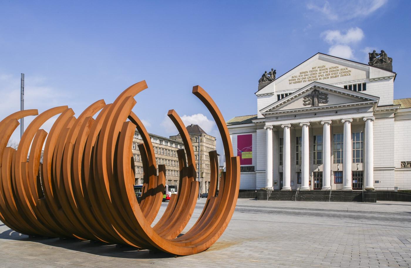 Stadttheater mit Skulptur 5 Arcs x 5 von Bernar Venet