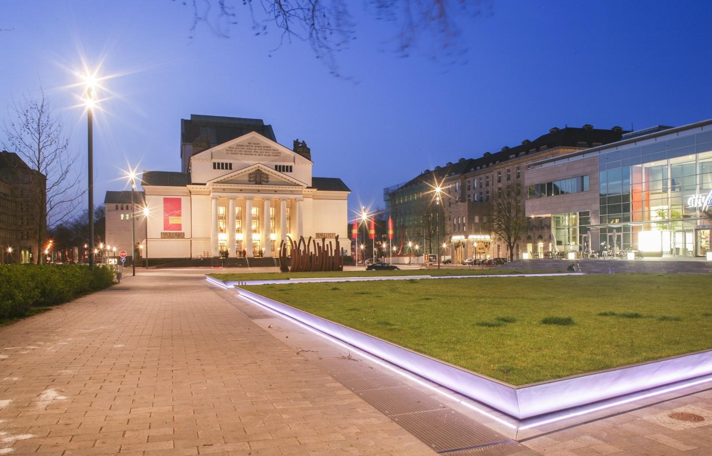 Stadtteater bei Nacht mit vorgelagerten Rasenflächen