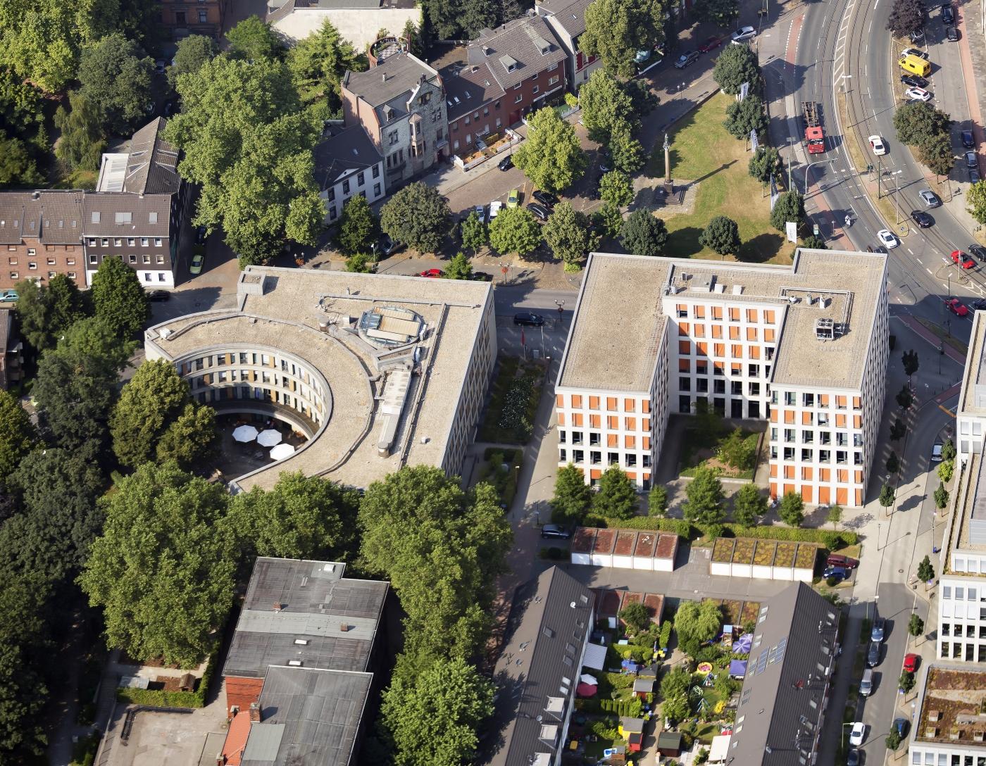 Luftbild mit dem Seniorenstift und Kindergarten Horstmann Haus Ruhrort auf der linken Seite