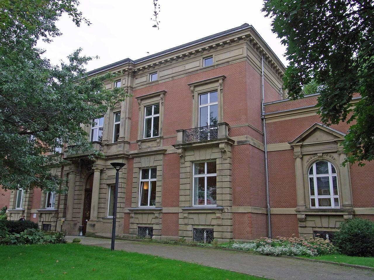 Blick auf die Fassade mit Eingangsbereich