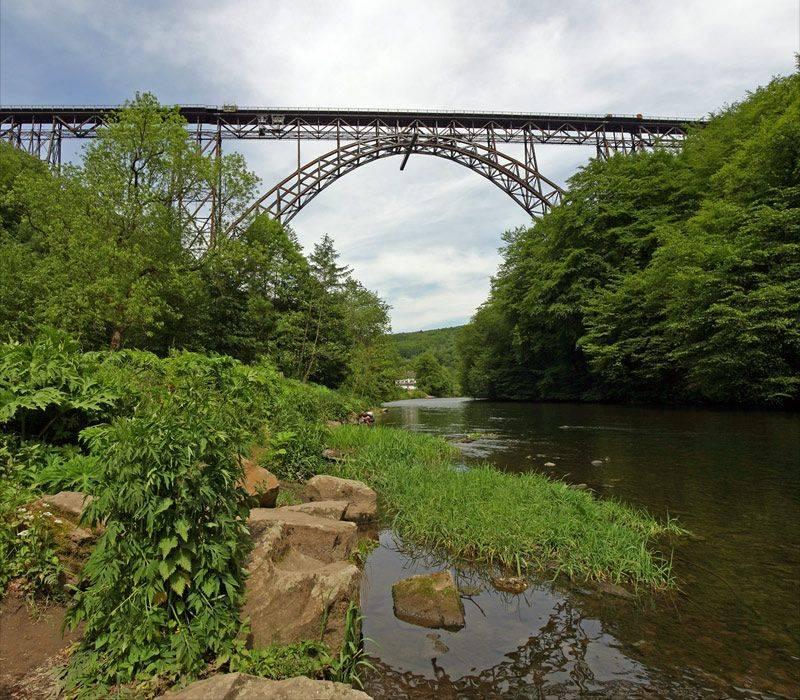Gesamtansicht der Müngstener Brücke und Wupper
