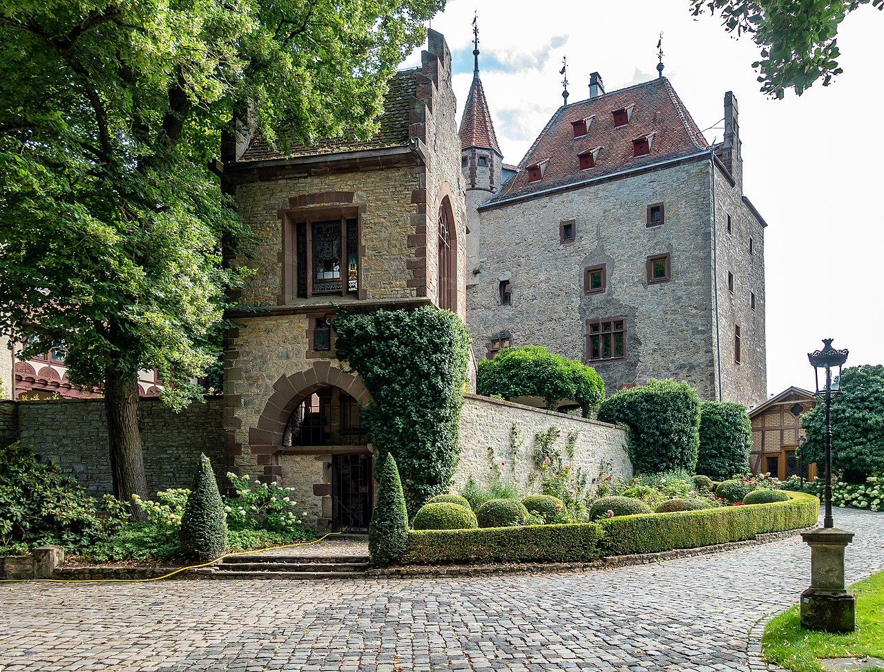 Hof mit rekonstruiertem Torhaus, Burg Calenberg