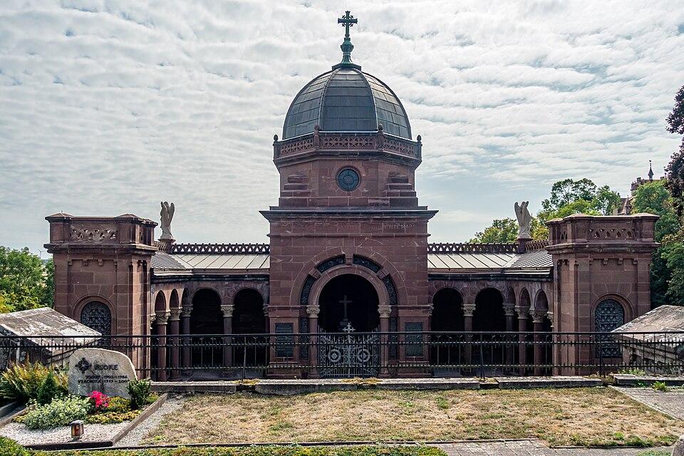 Mausoleum, Frontansicht vom Friedhofsniveau