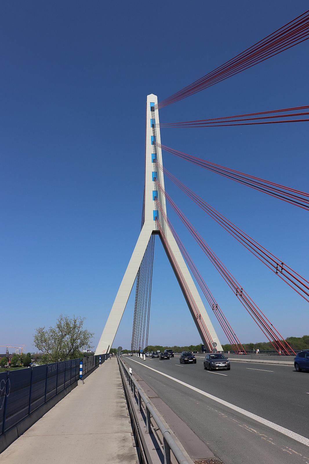 Pylon der Fleher Brücke mit Tragseilen