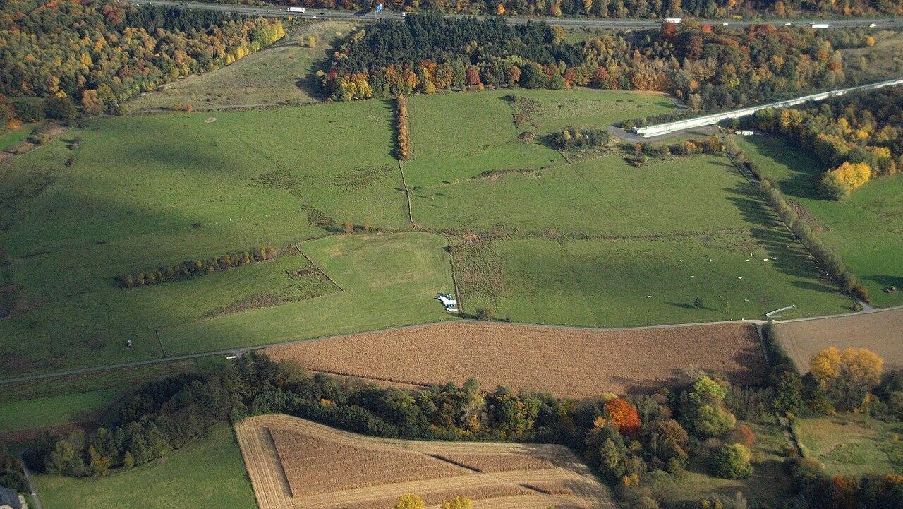 Südportal des Tunnels von oben mit Niederungsmotte Niederpleis