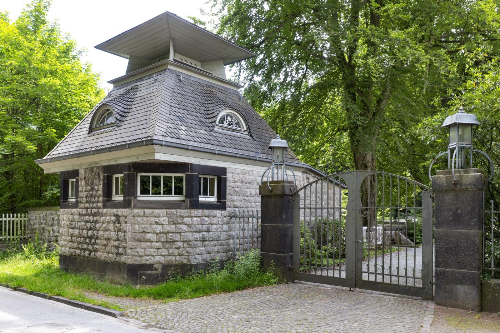 Zufahrt mit Torhaus